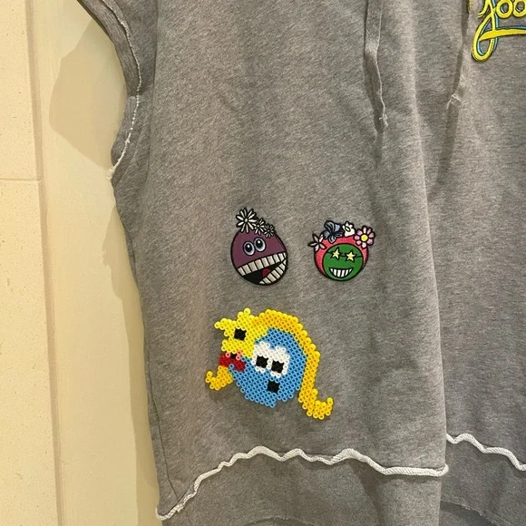 Mira Mikati NWT size 36Sweatshirt with hood and appliqués 3-D, awesome colors.